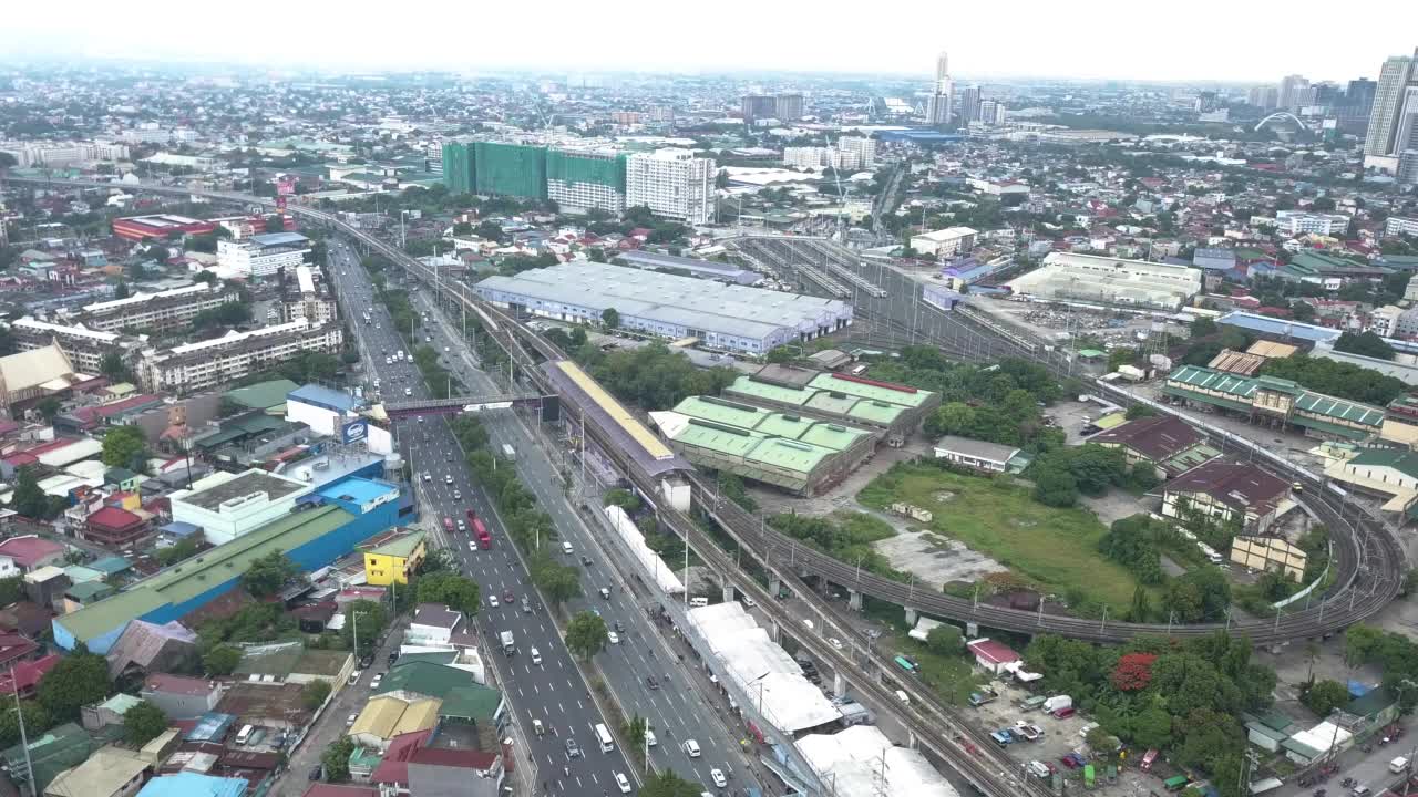 无人机在马里基纳的城市天际线上空视频素材