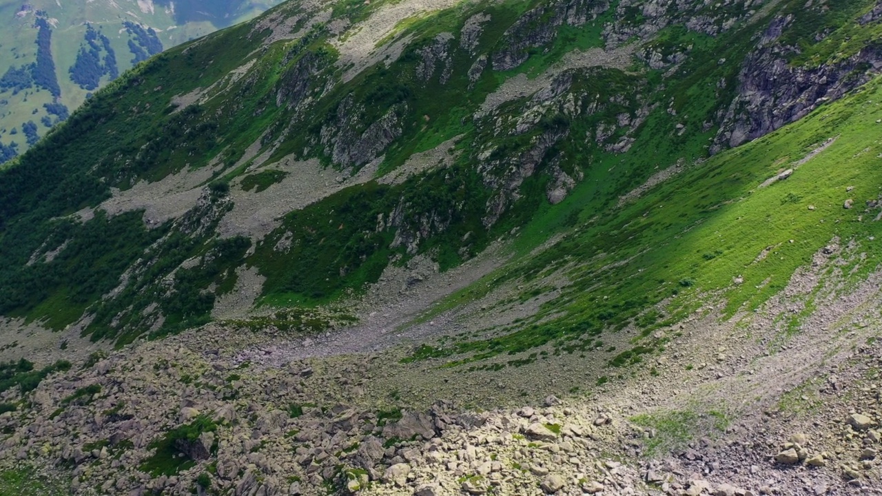 无人机飞越山峡视频素材