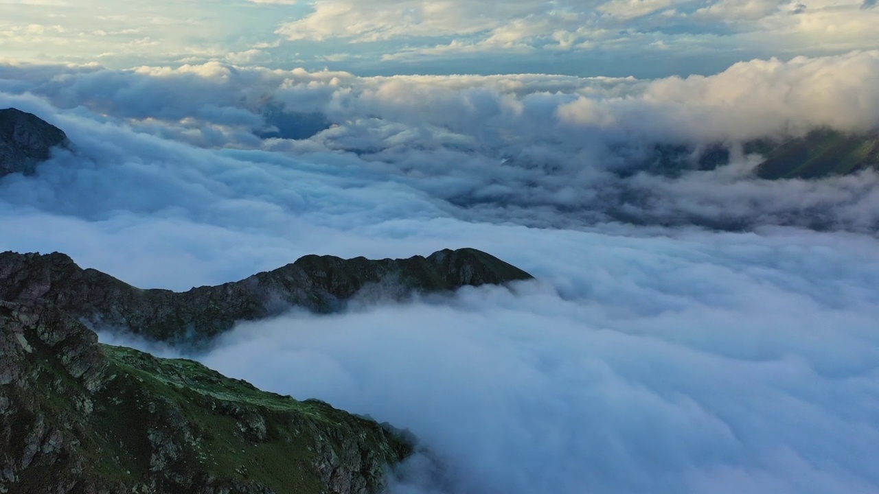 夕阳在山。雾和云视频素材