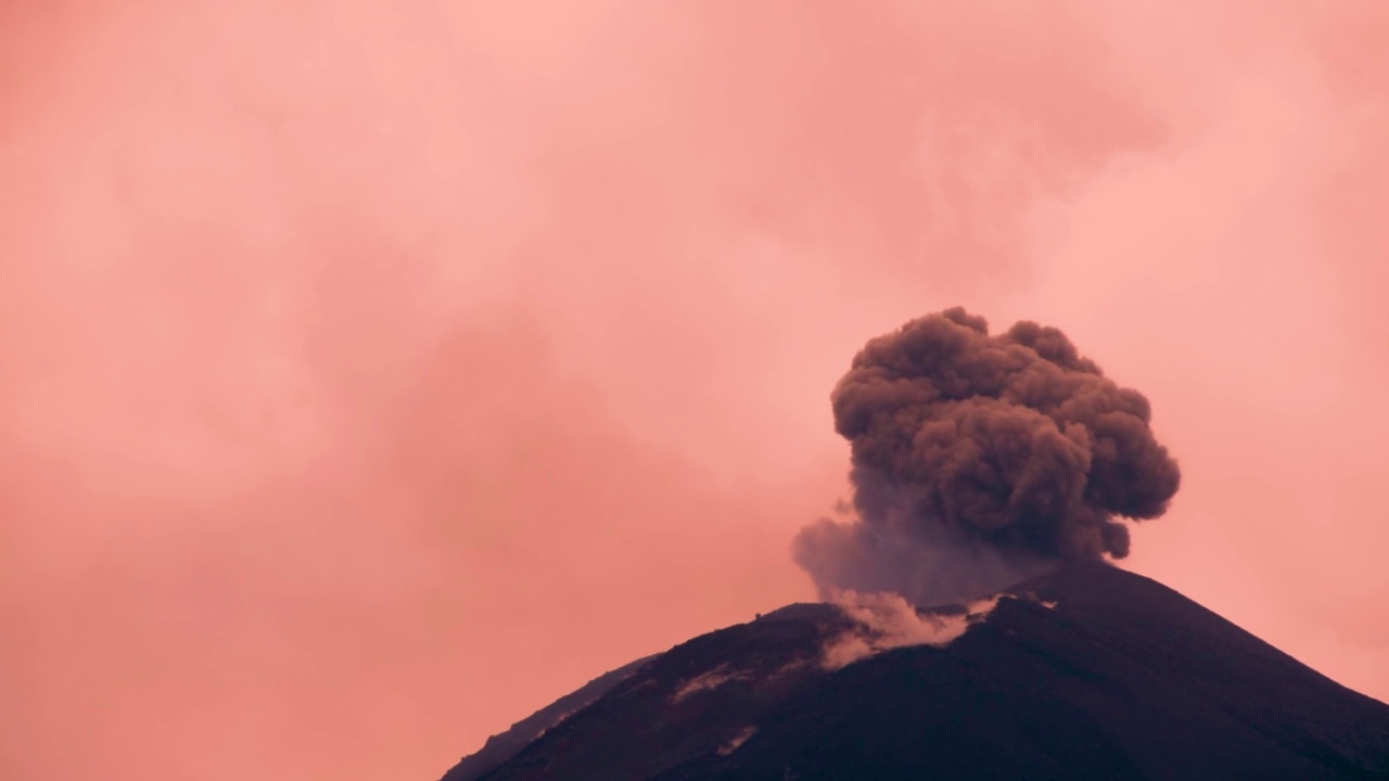 危地马拉帕卡亚火山火山口爆发，自然力量和火山灾害、火山灰和熔岩对农村地区的影响。视频素材