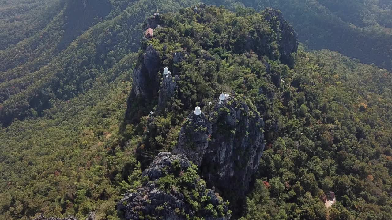 空中宝塔鸟瞰图，位于泰国南邦省的Wat Chaloem Phra Kiat Phrachomklao Rachanusorn寺庙的石灰岩山上。视频素材