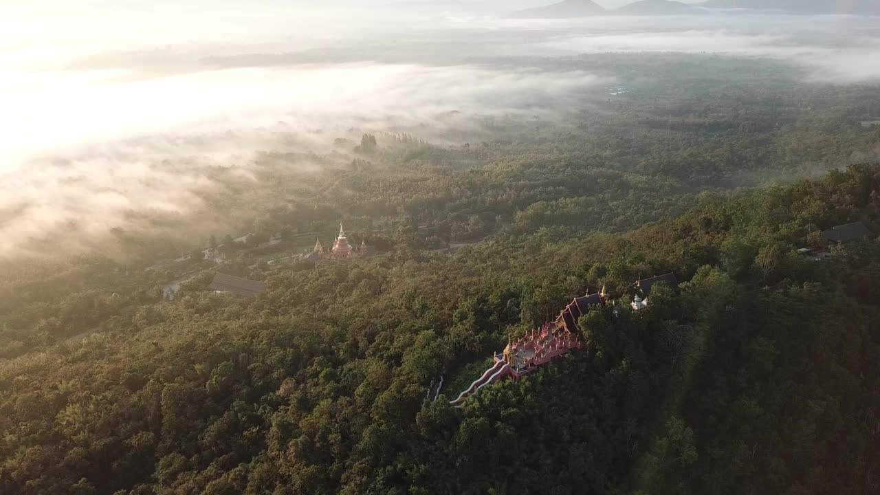 鸟瞰图the Doi Phra Chan寺庙与雾位于泰国南邦省湄他区宁静的山顶。视频素材