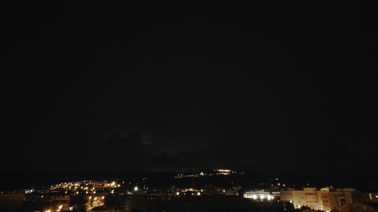 在时间流逝的夜晚，云层中有雷雨视频素材