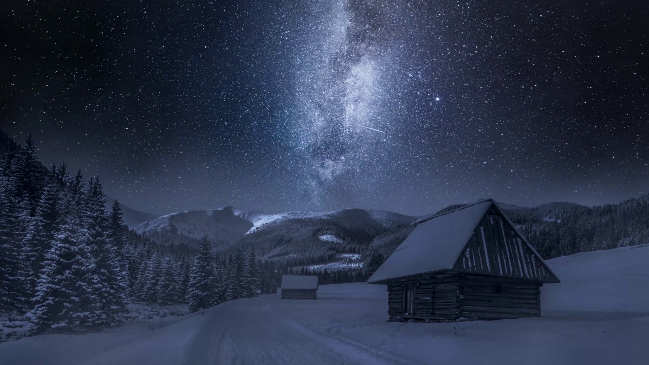 银河，农舍和雪路在夜间，塔特拉山脉视频素材