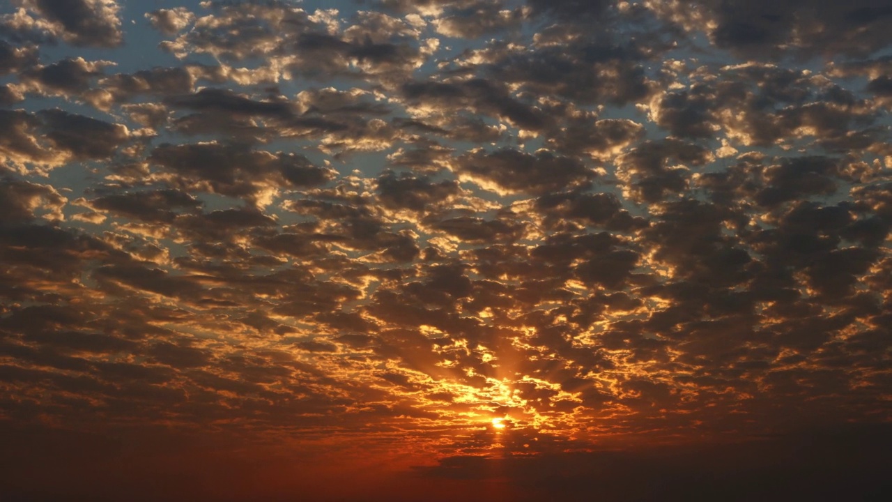 夕阳西下，天空乌云密布，阳光灿烂。明亮多彩的多云景观与阳光和黄昏。4K背景，美丽的戏剧天堂视频素材