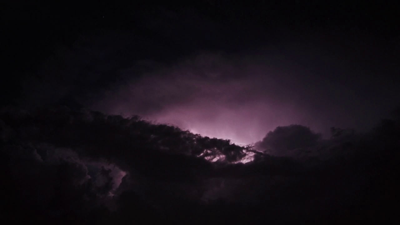 在时间流逝的夜晚，云层中有雷雨视频素材