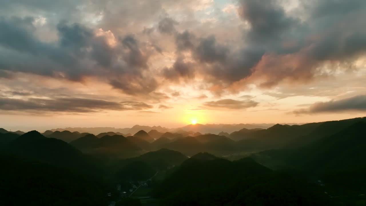 早上鸟瞰山景视频素材