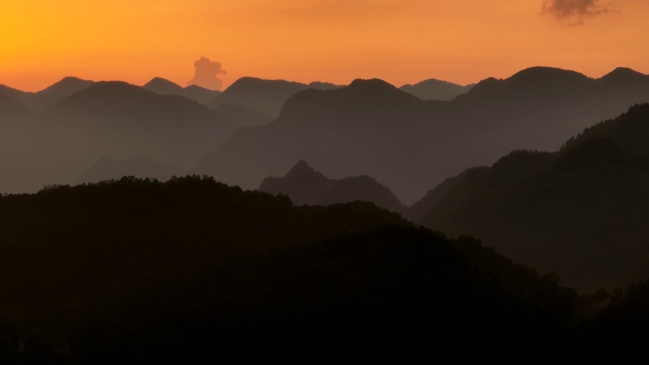 山间日出景观鸟瞰图视频素材