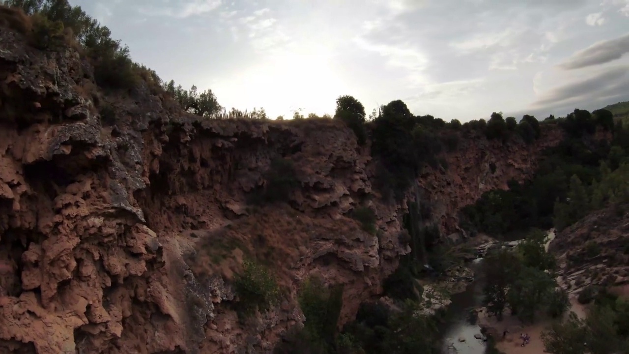 风景秀 Cascada del Brazal en el Salto de la Novia 西班牙瀑布，峡谷 2022年8月25日 卡斯特利翁4K无人机视频素材