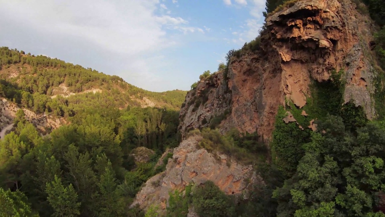 风景秀 Cascada del Brazal en el Salto de la Novia 西班牙瀑布，峡谷 2022年8月25日 卡斯特利翁4K无人机视频素材