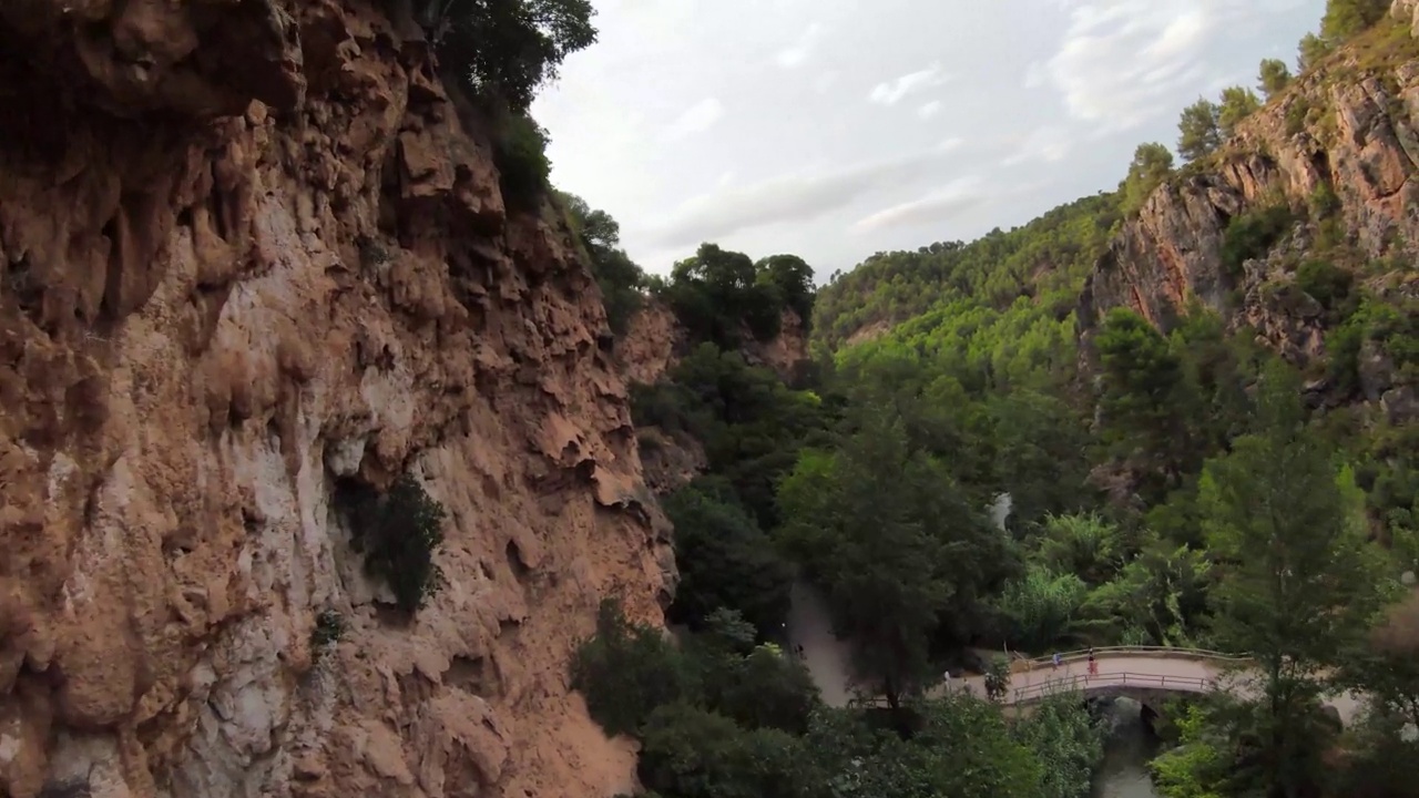 风景秀 Cascada del Brazal en el Salto de la Novia 西班牙瀑布，峡谷 2022年8月25日 卡斯特利翁4K无人机视频素材