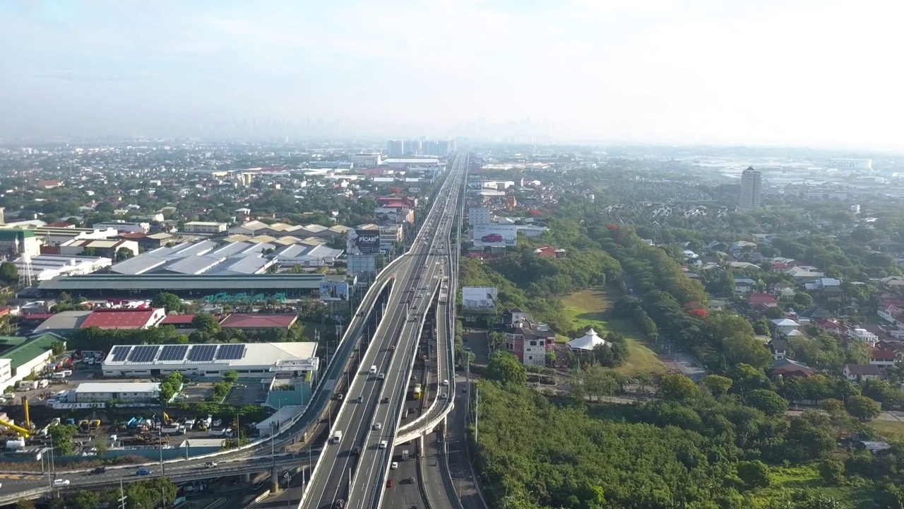 无人机POV多车道空中通道和帕拉纳克城市景观视频素材