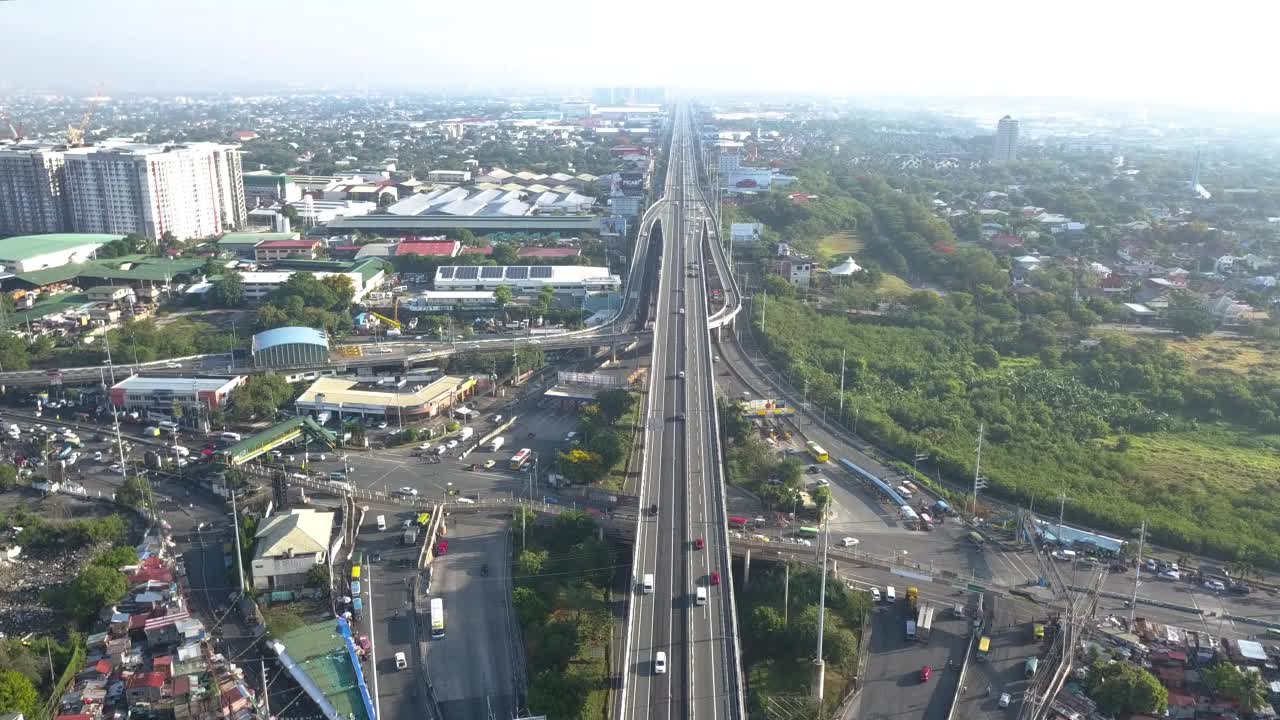 多车道高速公路和城市景观的无人机POV视频素材