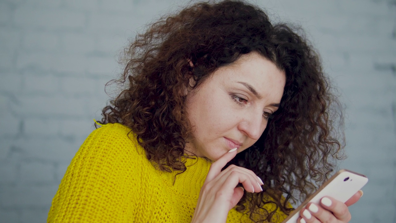 深思熟虑的女人在社交网络上滚动页面调查一些东西视频素材