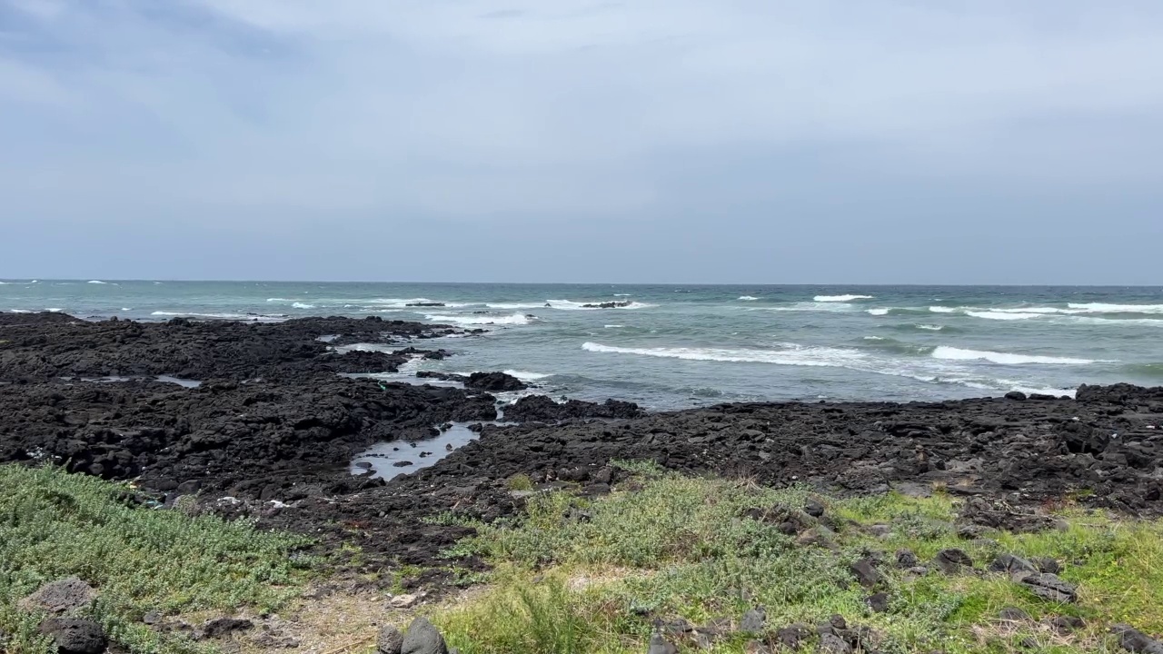 黑色岩石和冲浪海滩视频素材