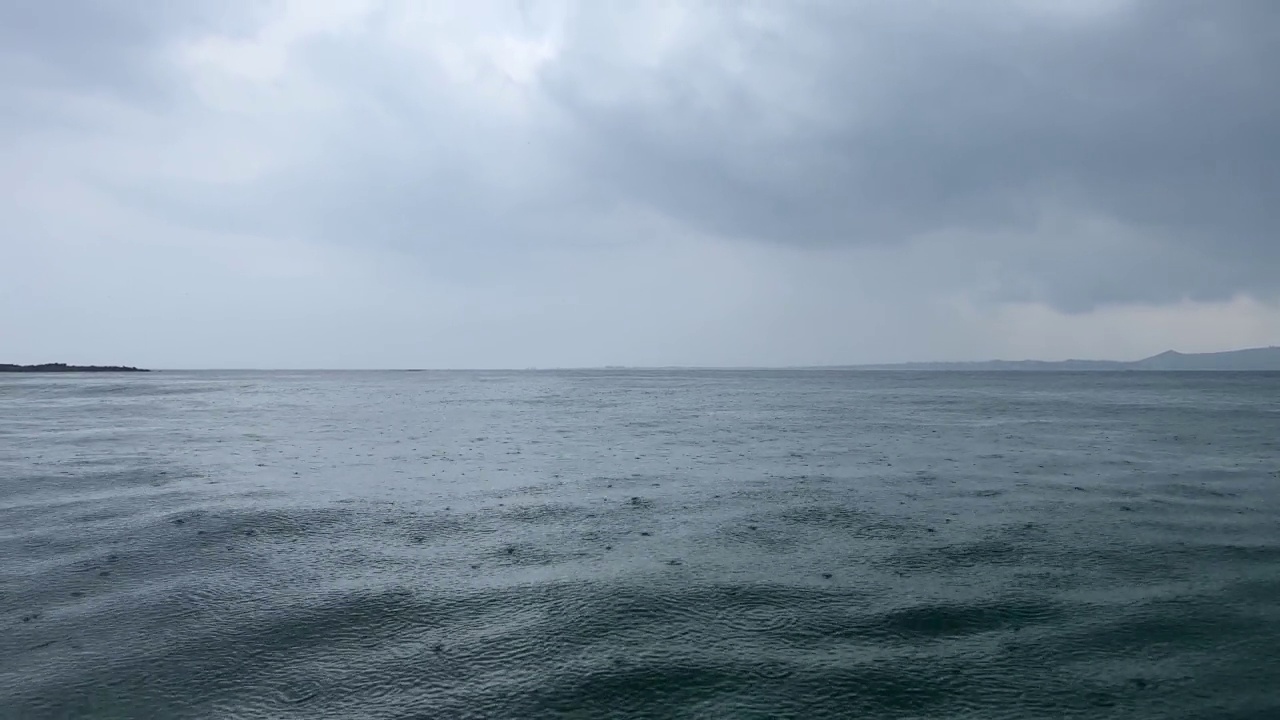 雨滴坠落视频素材