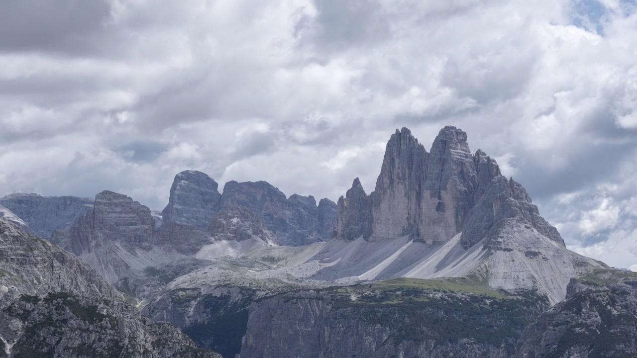 在欧洲，意大利，南蒂罗尔的Sexten Dolomites的拉瓦雷多(Tre Cime di Lavaredo)山脉的三座山峰白天的云视频素材