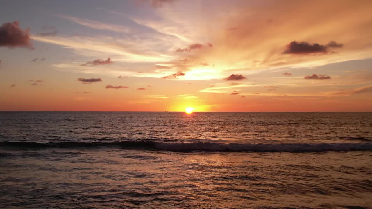 风景日落或日出在海云太阳闪耀金色天空。日落海滩。视频素材