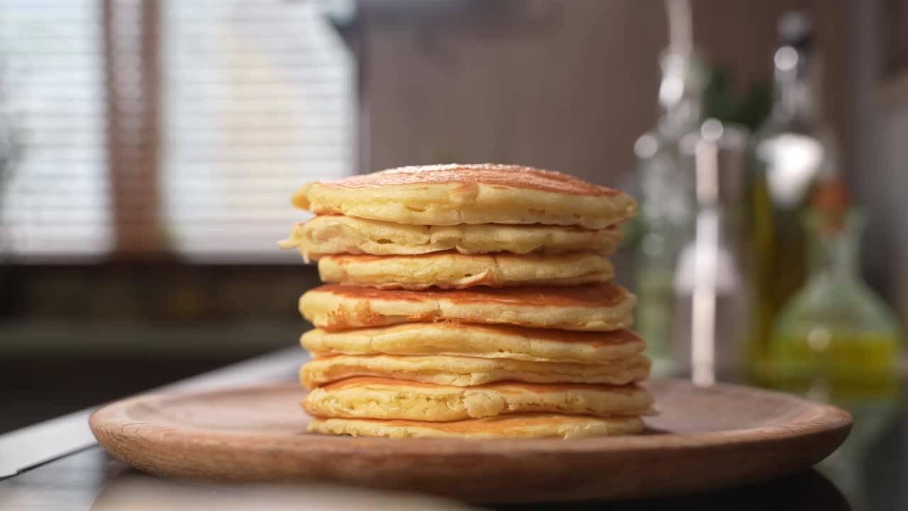 把枫糖浆倒在煎饼上视频素材