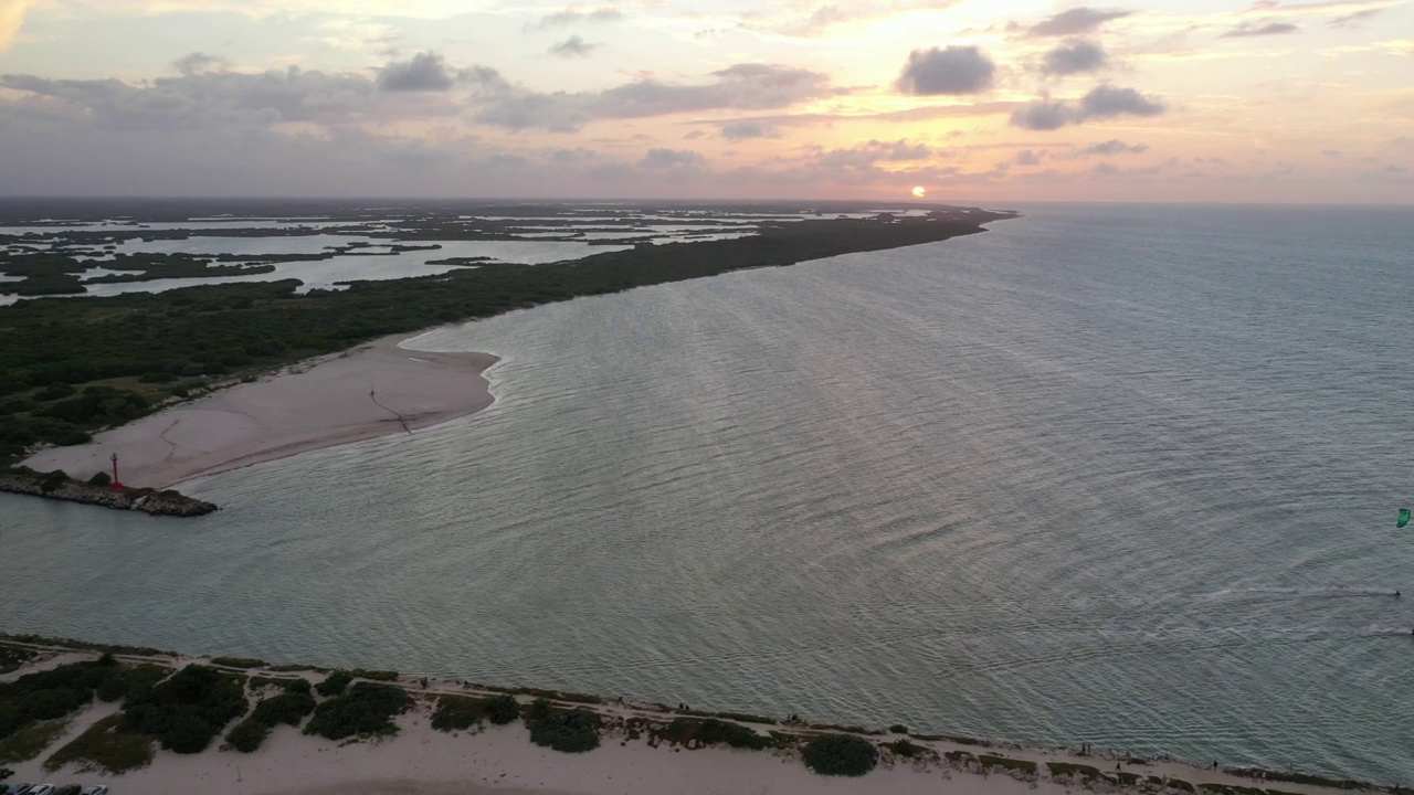 Chuburná海滩日落，尤卡坦半岛风筝冲浪视频素材