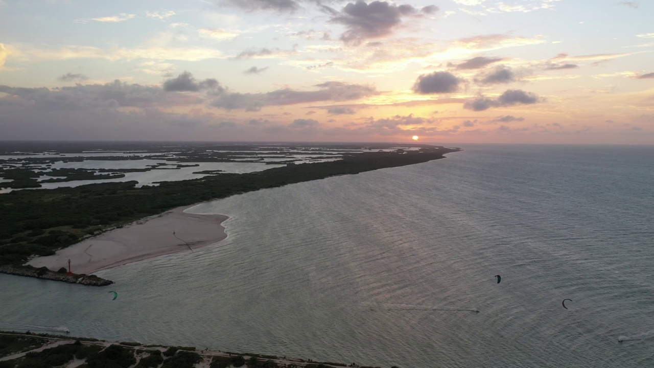 Chuburná海滩日落，尤卡坦半岛风筝冲浪视频素材