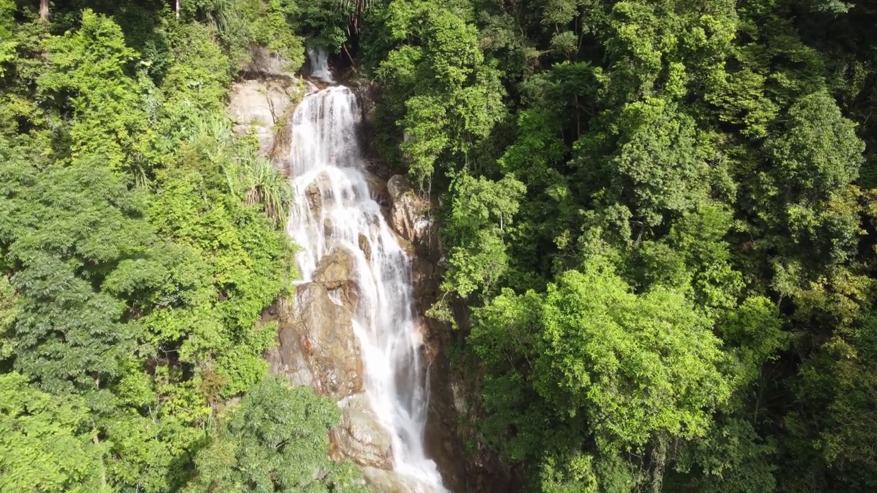 鸟瞰瀑布倾泻而下的美丽水景视频素材