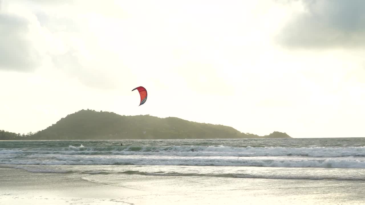 风筝冲浪比赛飞在天空中日落山背景。全景视频素材