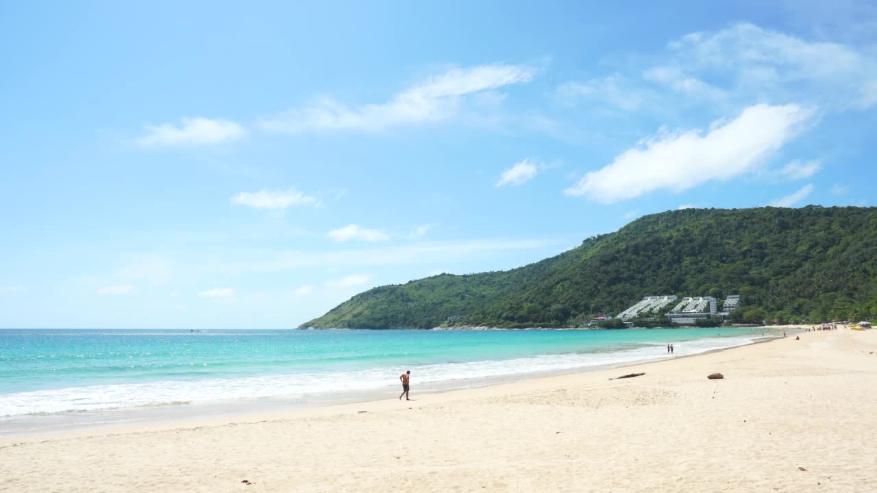 热带海滩海滨人们放松在海滩度假度假岛山背景。夏天海滩乐趣视频素材