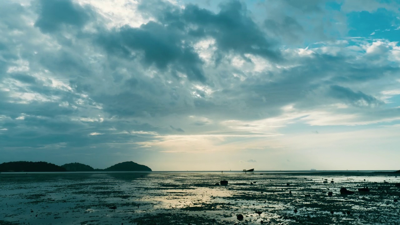 时间流逝的日落在山上。视频素材