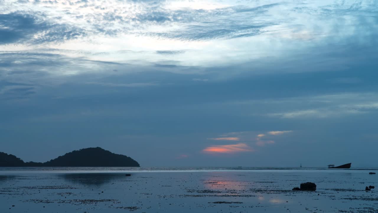 时间流逝的日落在山上。视频素材