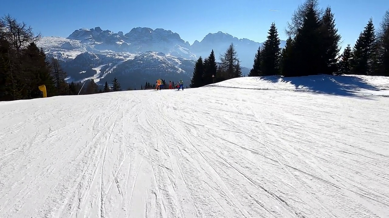 Madonna di Campiglio，意大利。滑雪坡。滑雪头盔的视角。滑雪的观点。高山滑雪。意大利阿尔卑斯山。著名的滑雪胜地。最好的白云石山脉视频素材