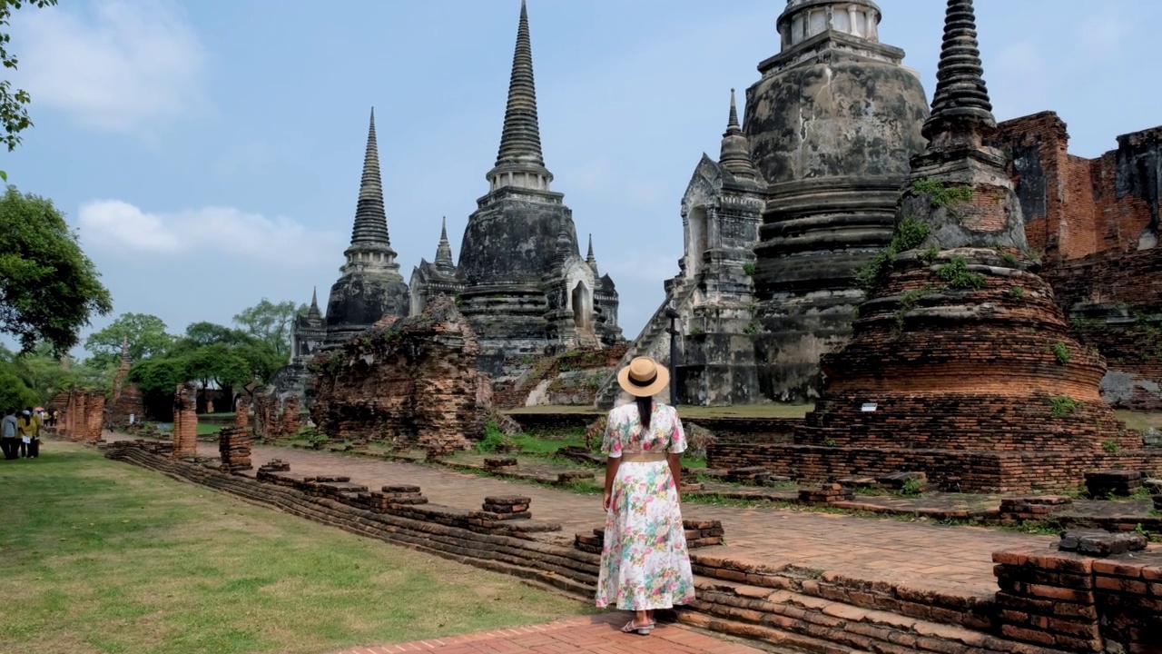 泰国大城府，在寺佛寺，戴着帽子和旅游地图的妇女参观泰国大城府视频素材