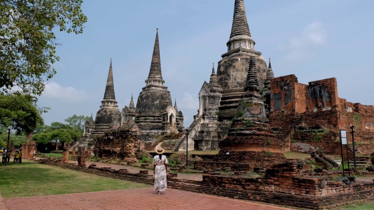 泰国大城府，在寺佛寺，戴着帽子和旅游地图的妇女参观泰国大城府视频素材