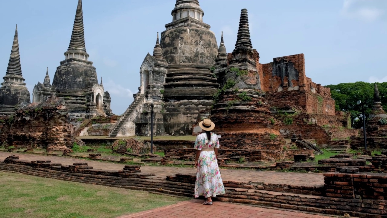 泰国大城府，在寺佛寺，戴着帽子和旅游地图的妇女参观泰国大城府视频素材