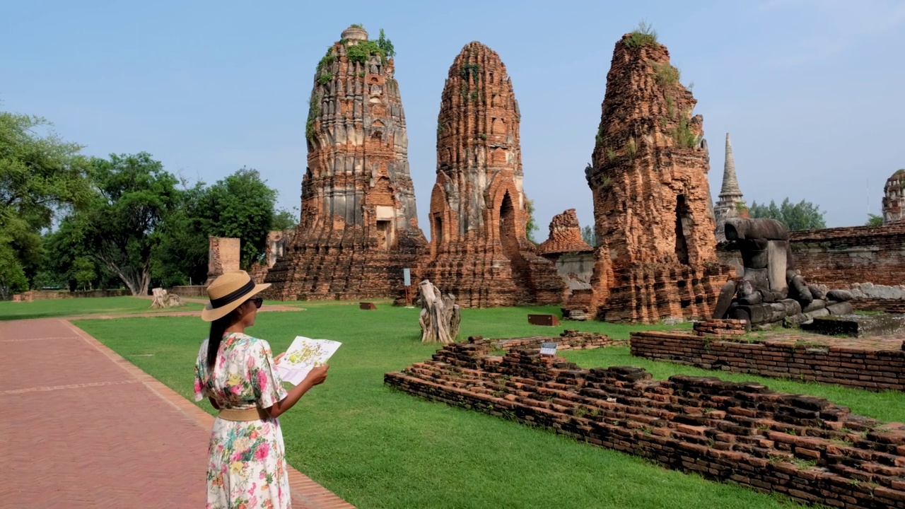 泰国大城府，在大摩诃寺，戴着帽子的妇女和旅游地图参观泰国大城府视频素材