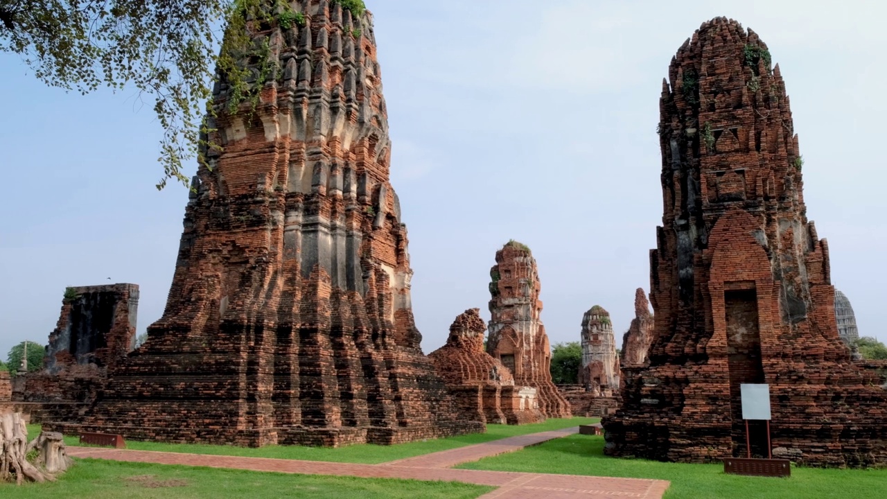 泰国大城府，在摩诃寺佛塔晨访泰国大城府视频素材