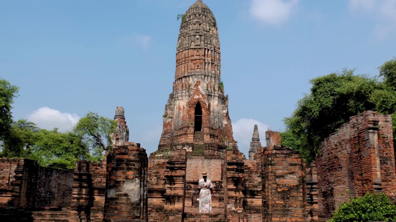 泰国大城府寺，一名戴着帽子的妇女正在泰国大城府游玩视频素材