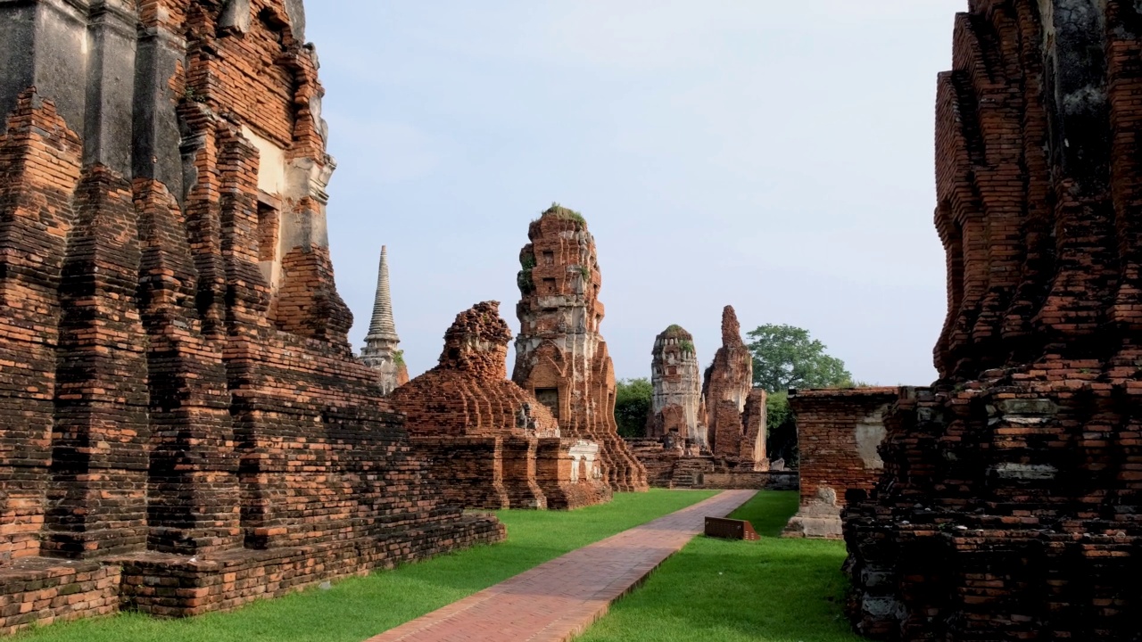 泰国大城府，在摩诃寺佛塔晨访泰国大城府视频素材