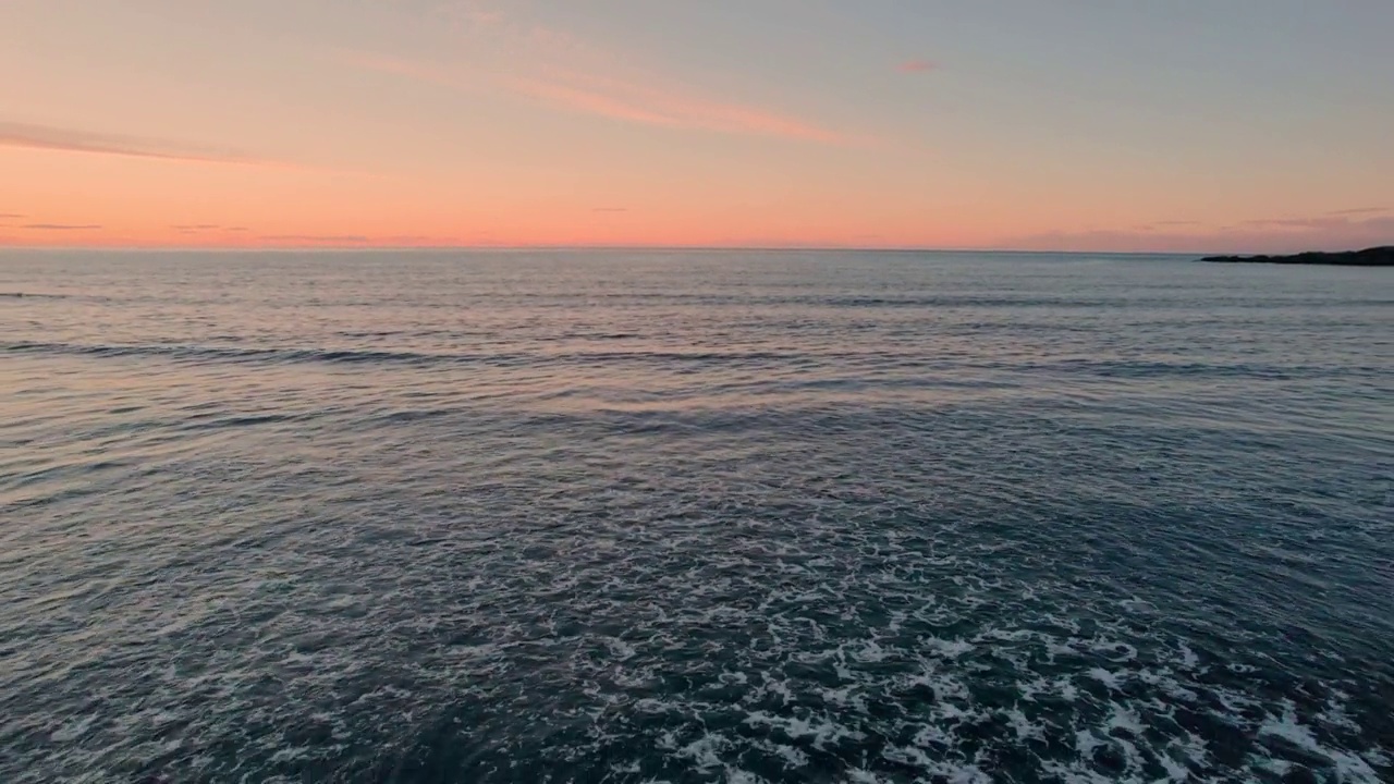 早晨，大西洋上的日出在海浪和彩色的天空上视频素材