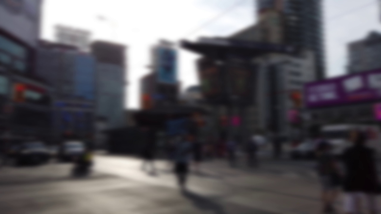 Yonge-Dundas Square，或Dundas Square。加拿大安大略省多伦多市中心央街和登打士街东交汇处东南角的公共广场。的焦点。视频素材