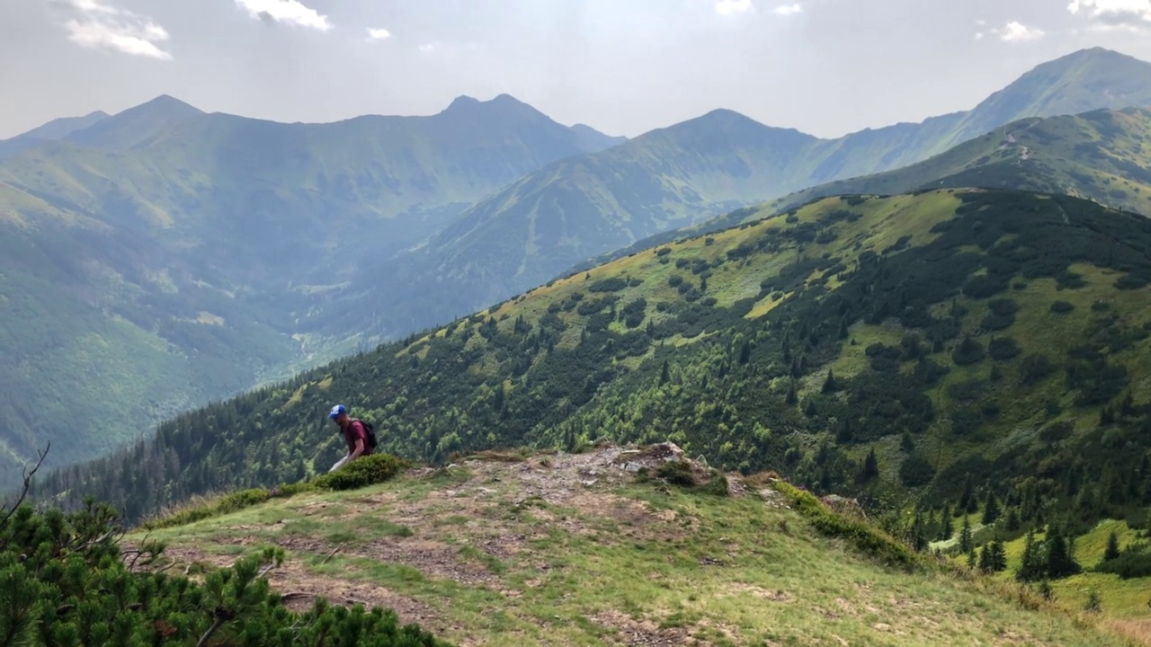 徒步登山，欣赏风景视频素材