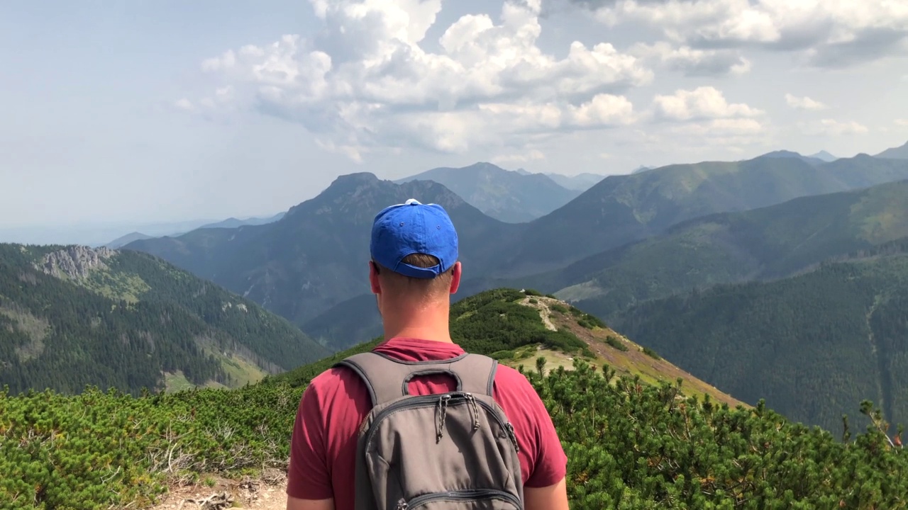 徒步登山，欣赏风景视频素材