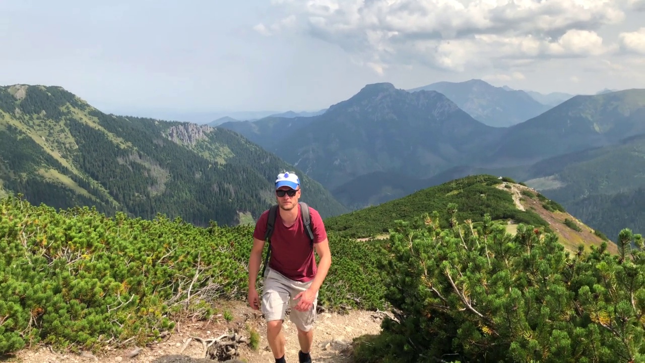 徒步登山，欣赏风景视频素材