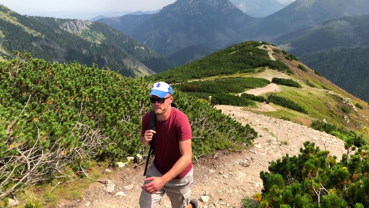 徒步登山，欣赏风景视频素材