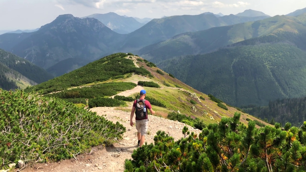 徒步登山，欣赏风景视频素材