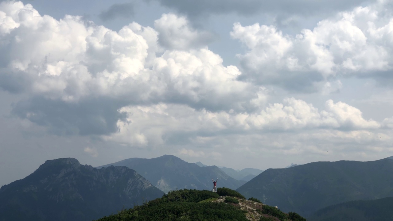 一个在山顶上的徒步旅行者视频素材