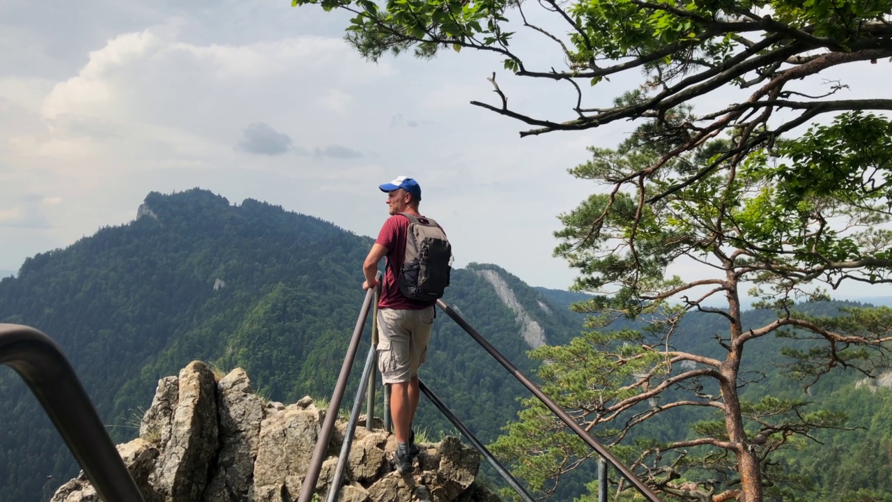 徒步登山，欣赏风景视频素材