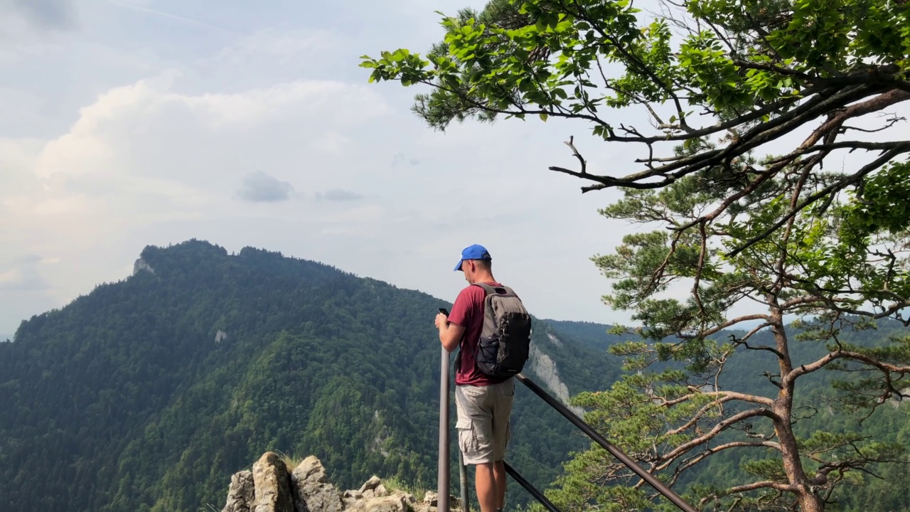 徒步登山，欣赏风景视频素材