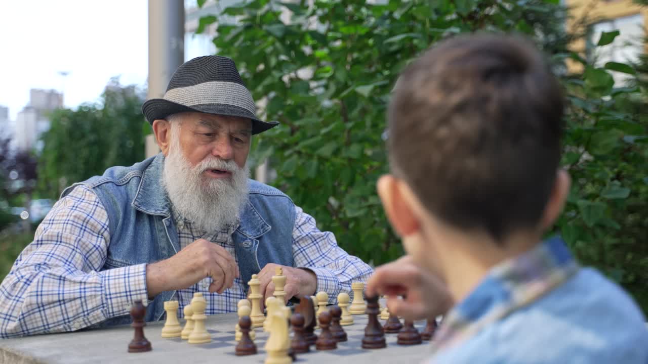 高级男棋师教授象棋策略视频素材