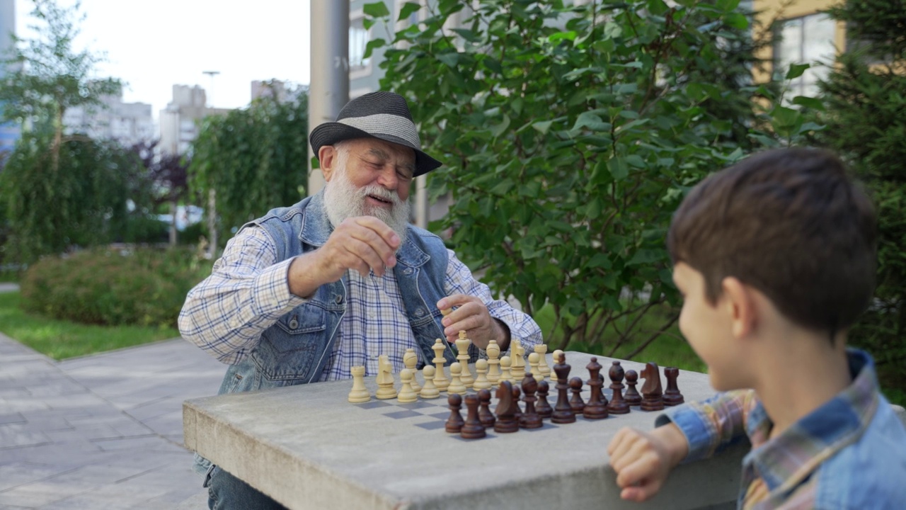 祖父提出选择棋子的颜色视频素材